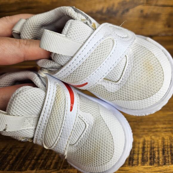 Nike Boys Team Hustle D11 Basketball Shoe White Red sz 4C. - Picture 6 of 9